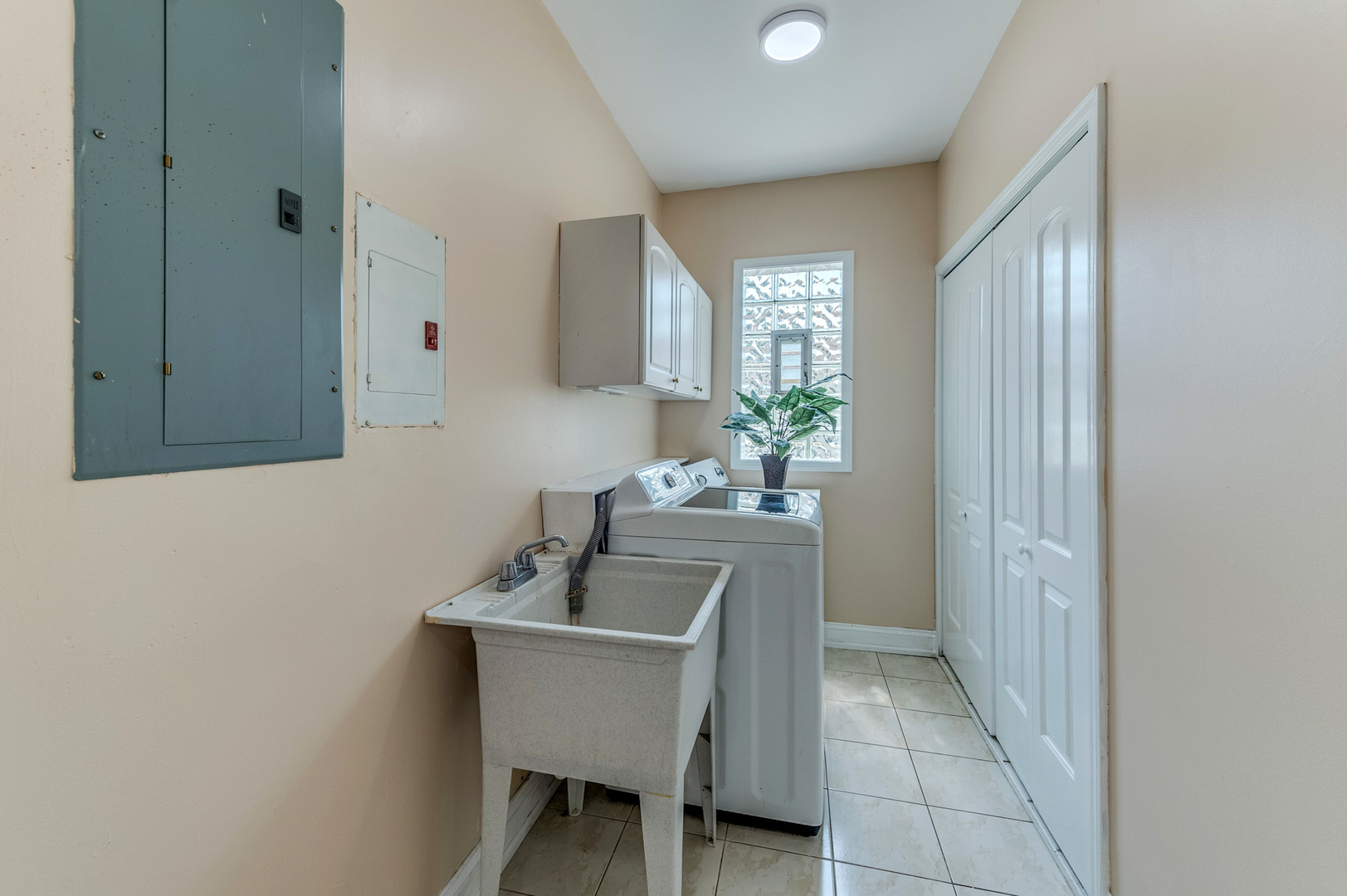 105 North Wolf Road Prospect Heights, IL 60070 - Photo 25 of 26 a bathroom with a sink and mirror