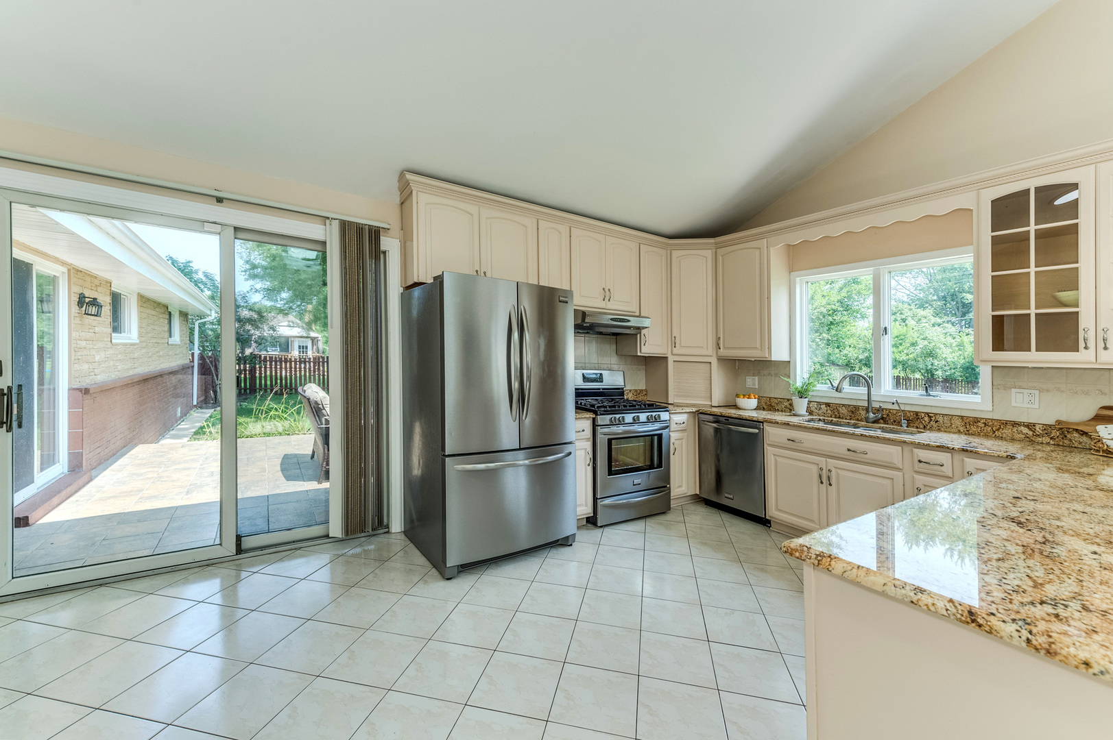 105 North Wolf Road Prospect Heights, IL 60070 - Photo 10 of 26 a kitchen with a stove a refrigerator and a sink