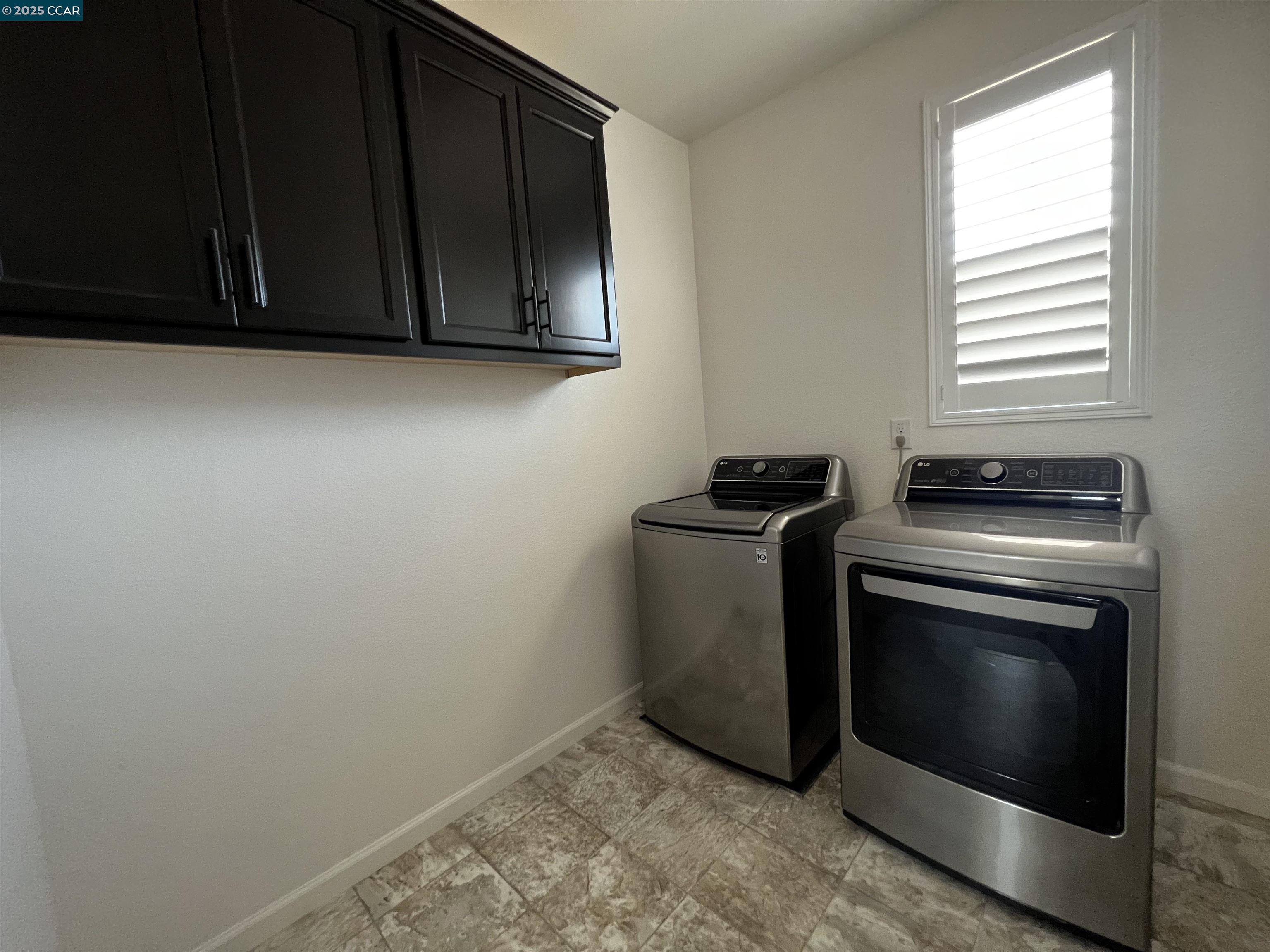 742 Iris Drive Vacaville, CA 95687 - Photo 15 of 23 a utility room with washer and dryer