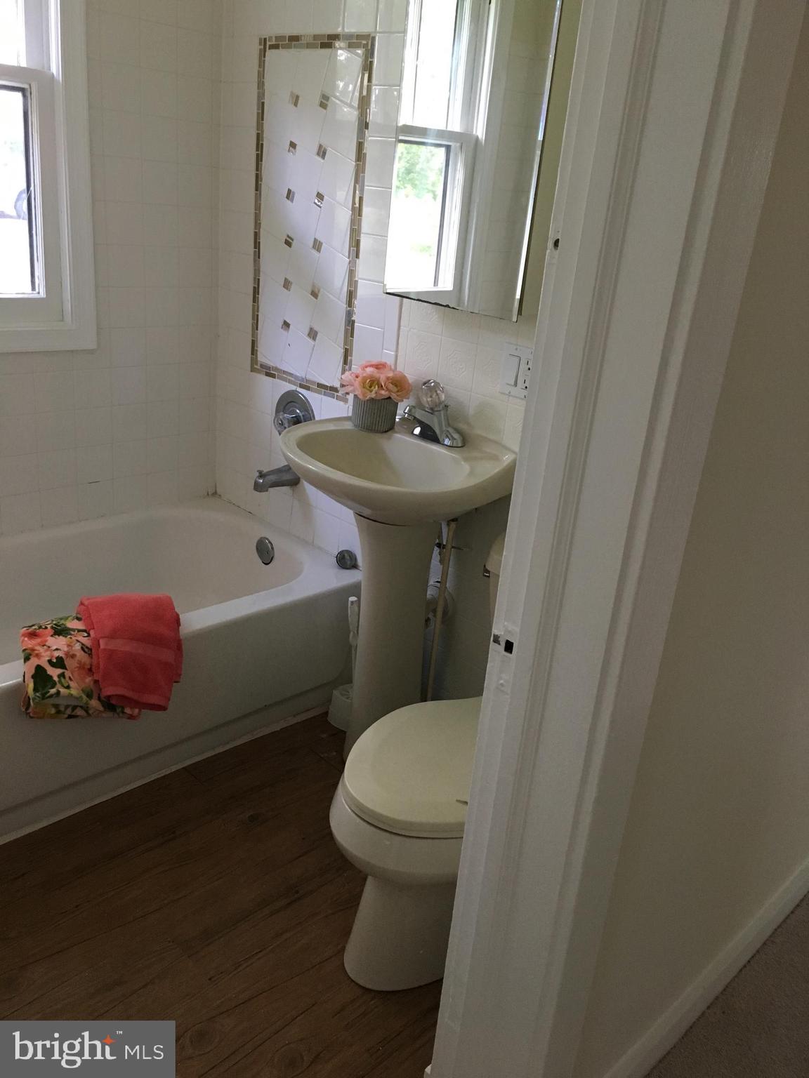 20625 Whites Ferry Road Poolesville, MD 20837 - Photo 13 of 38 Full bath main level