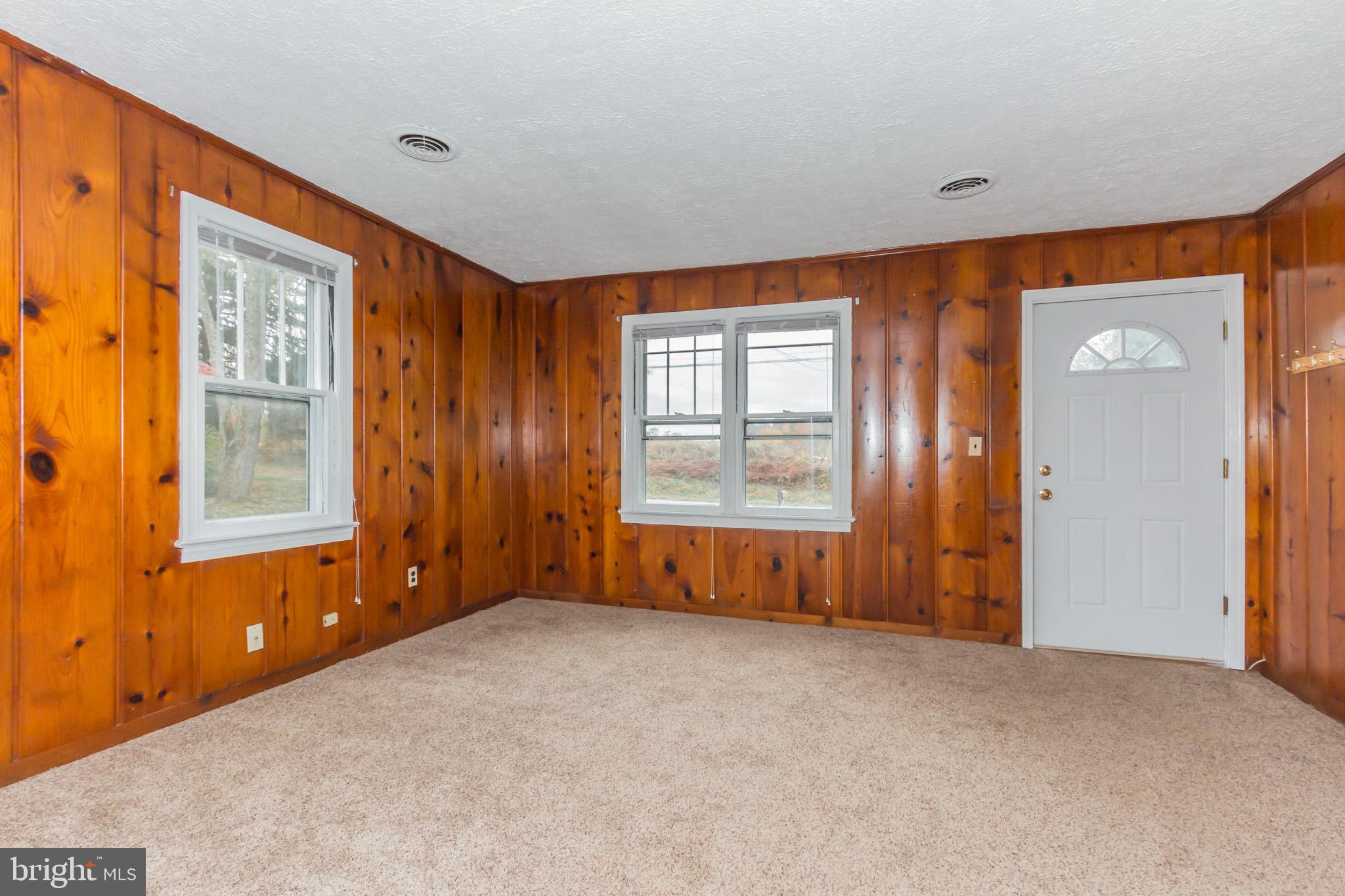 20625 Whites Ferry Road Poolesville, MD 20837 - Photo 22 of 38 20629 Living Room