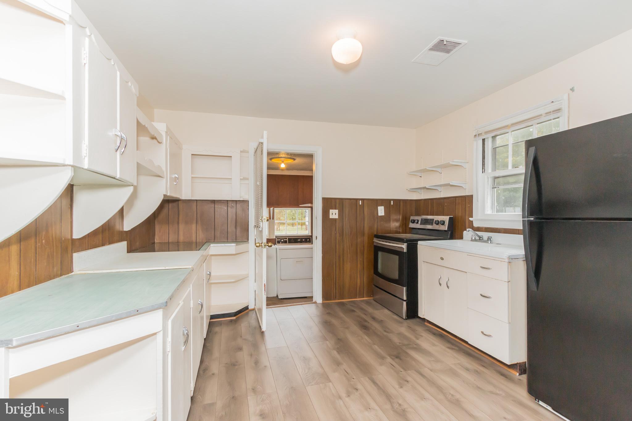 20625 Whites Ferry Road Poolesville, MD 20837 - Photo 25 of 38 20629 spacious kitchen