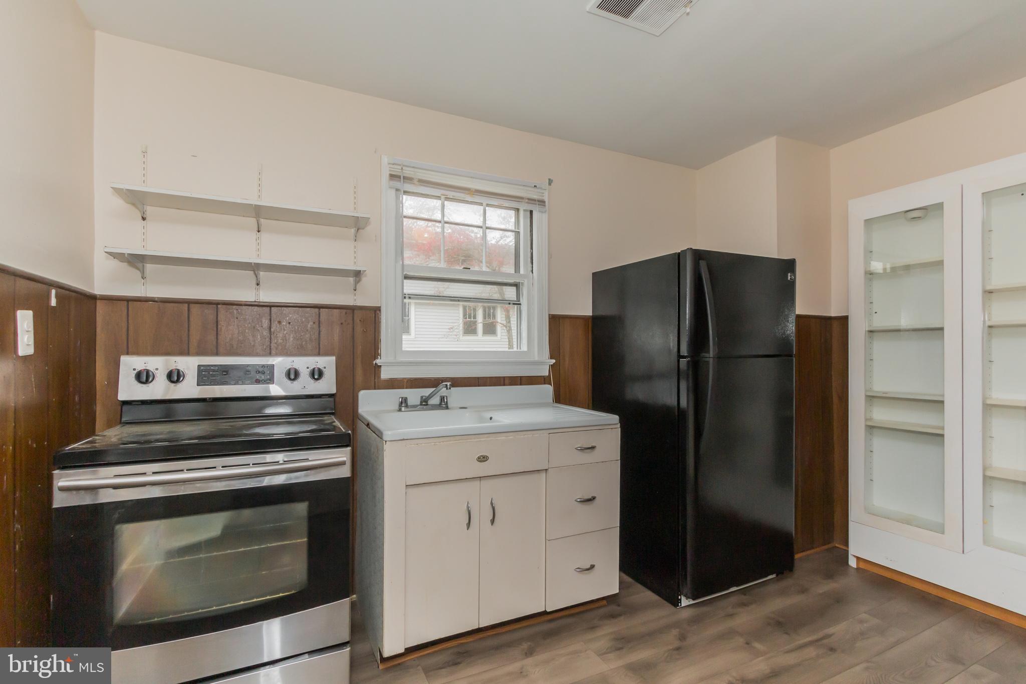 20625 Whites Ferry Road Poolesville, MD 20837 - Photo 26 of 38 20629 Kitchen adjacent to laundry room