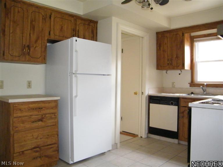 4401 Adrian Road Cleveland, OH 44121 - Photo 6 of 19 KITCHEN