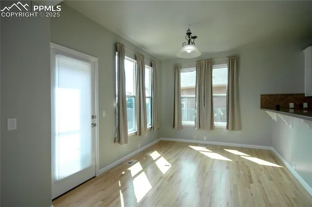 a view of entryway with livingroom