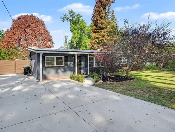 a view of a house with backyard and garden