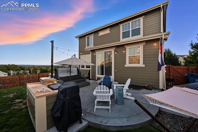 a table and chairs sitting in front of a house
