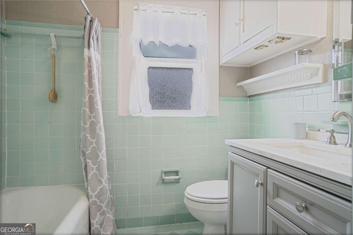 316 Fair Street Baxley, GA 31513 - Photo 29 of 64 a bathroom with a sink toilet and shower