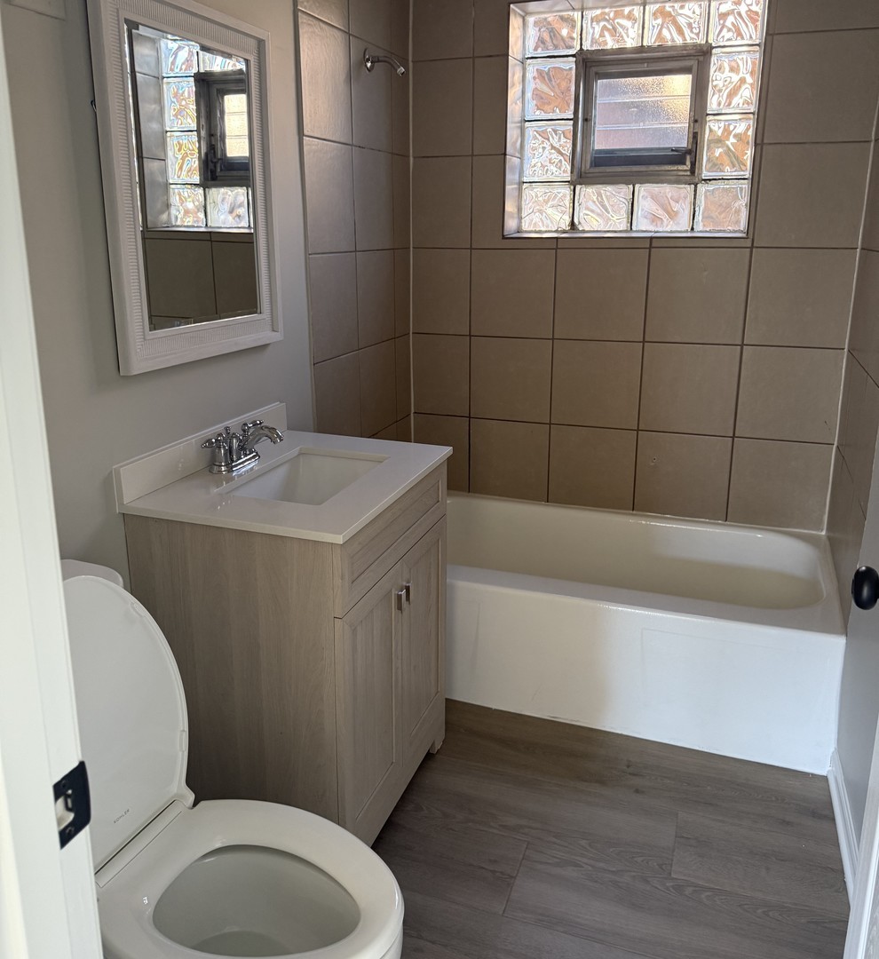 7719 South Roberts Road Bridgeview, IL 60455 - Photo 6 of 10 a bathroom with a sink toilet and tub