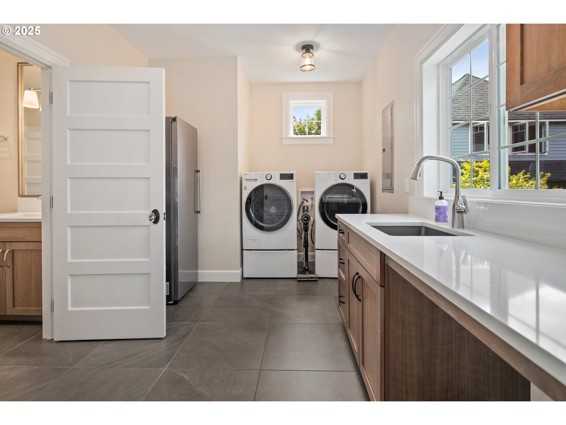 451 South Wilda Road West Linn, OR 97068 - Photo 27 of 47 a kitchen with a refrigerator and a sink