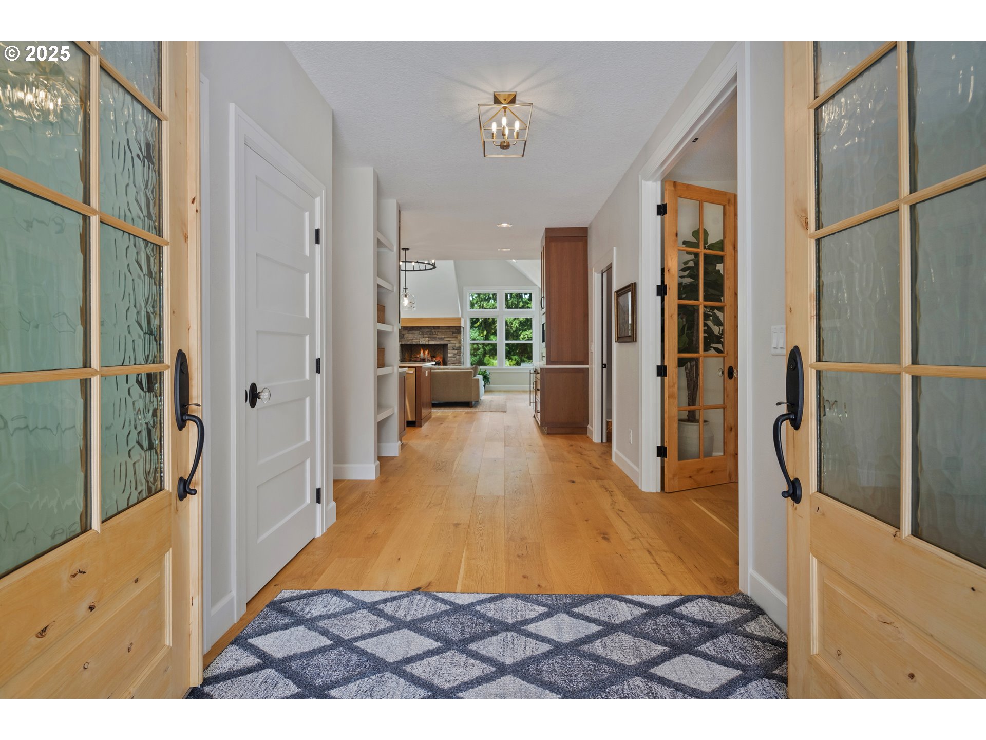 451 South Wilda Road West Linn, OR 97068 - Photo 5 of 47 a view of a living room