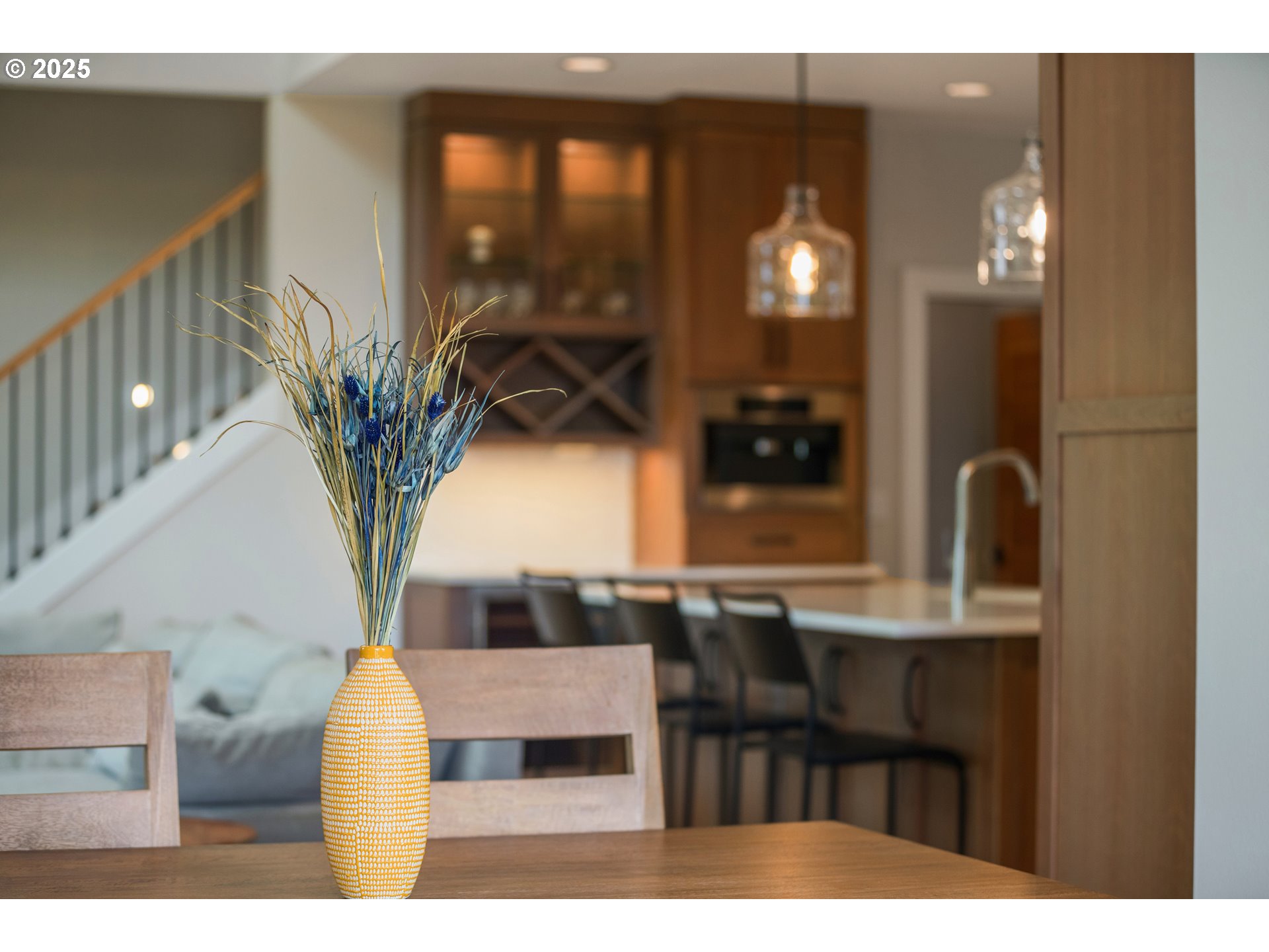 451 South Wilda Road West Linn, OR 97068 - Photo 10 of 47 a view of a livingroom with furniture and window