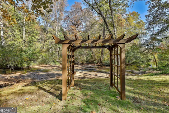 a view of a yard with a tree