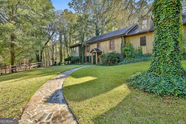 a view of a house with a yard