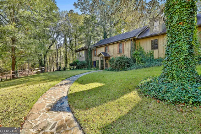 a view of a house with a yard