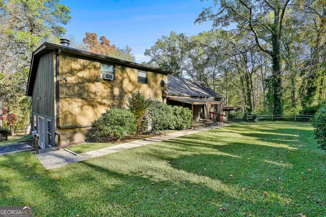 a view of a house with a yard