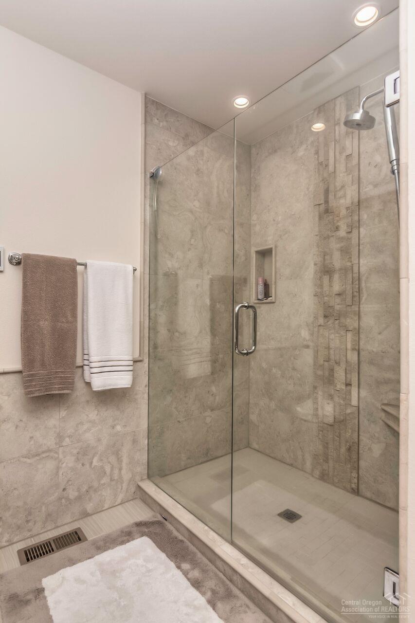 905 Northwest Chelsea Loop Bend, OR 97703 - Photo 17 of 25 Additional Photo