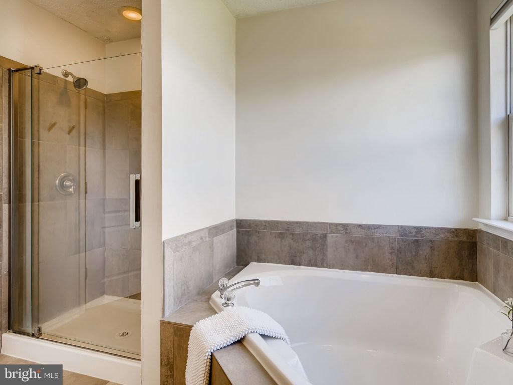 2122 Kyle Green Road Abingdon, MD 21009 - Photo 21 of 38 Primary Bath w/Soaking Tub & Walk in Shower