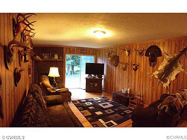 1032 Woodmans Road Crewe, VA 23930 - Photo 5 of 9 Living Room