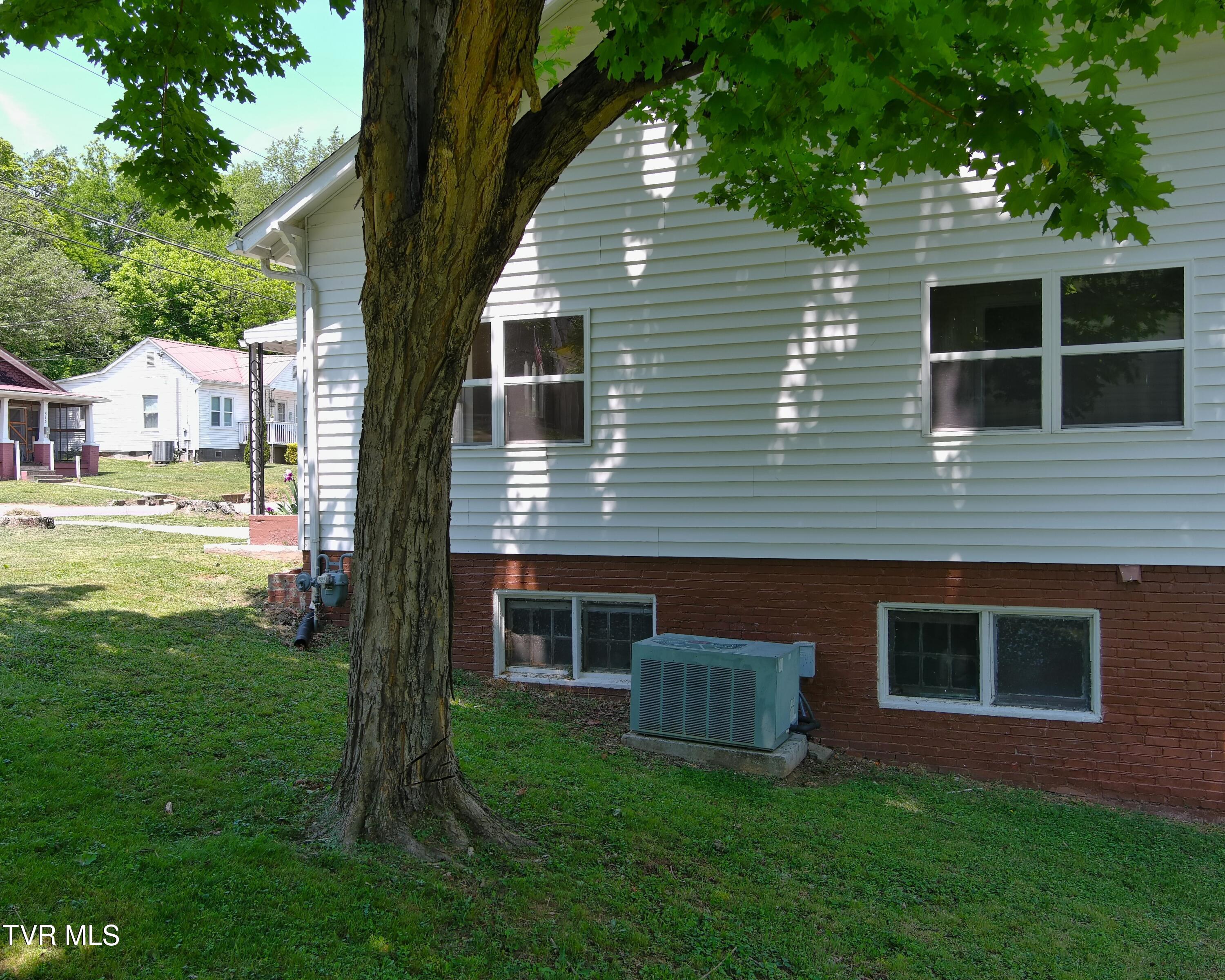 508 North Irish Street Greeneville, TN 37745 - Photo 39 of 41 yy a