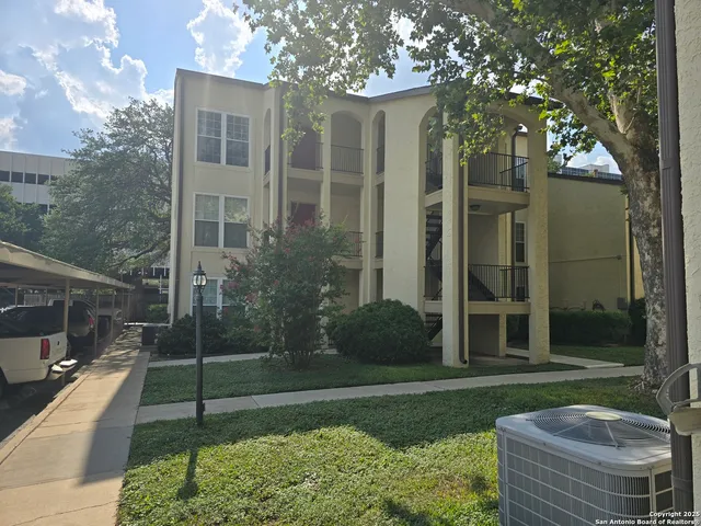 a view of a house with backyard and garden