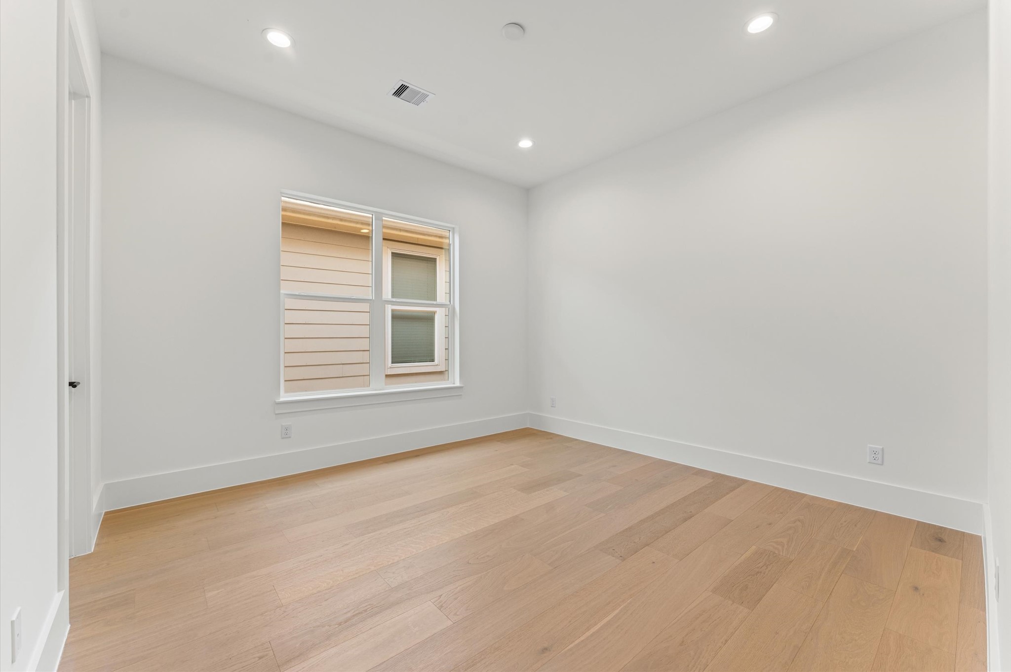112 East 27th Street Houston, TX 77008 - Photo 29 of 43 Secondary bedroom.