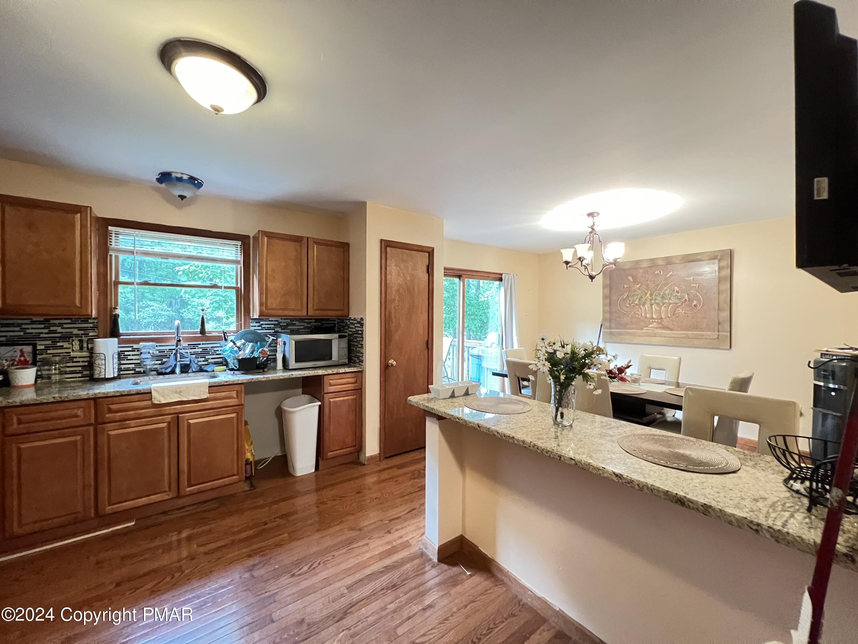 107 Warbler Court Bushkill, PA 18324 - Photo 13 of 36 10-Kitchen (1)
