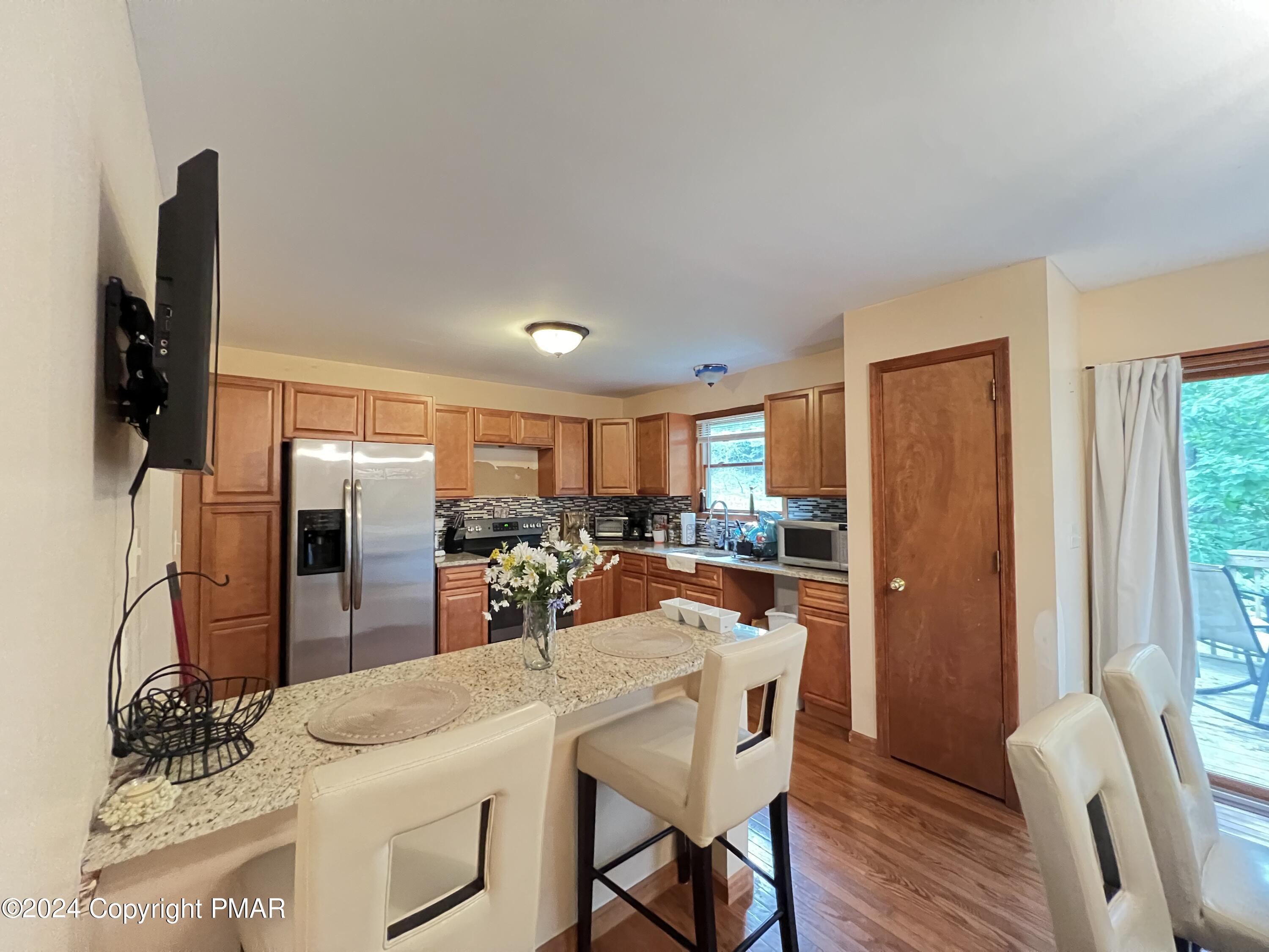 107 Warbler Court Bushkill, PA 18324 - Photo 14 of 36 10-Kitchen (2)