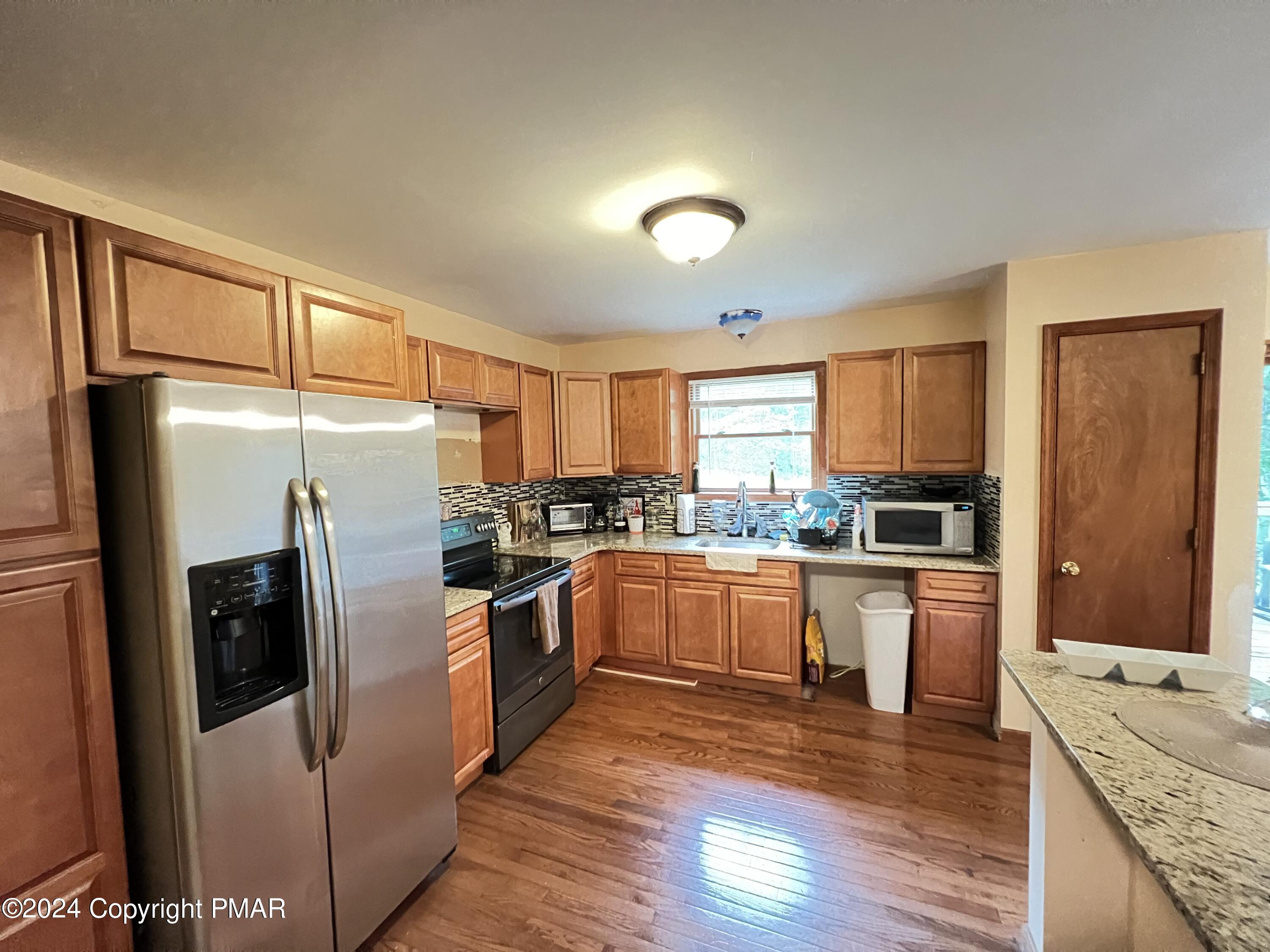 107 Warbler Court Bushkill, PA 18324 - Photo 15 of 36 10-Kitchen (3)