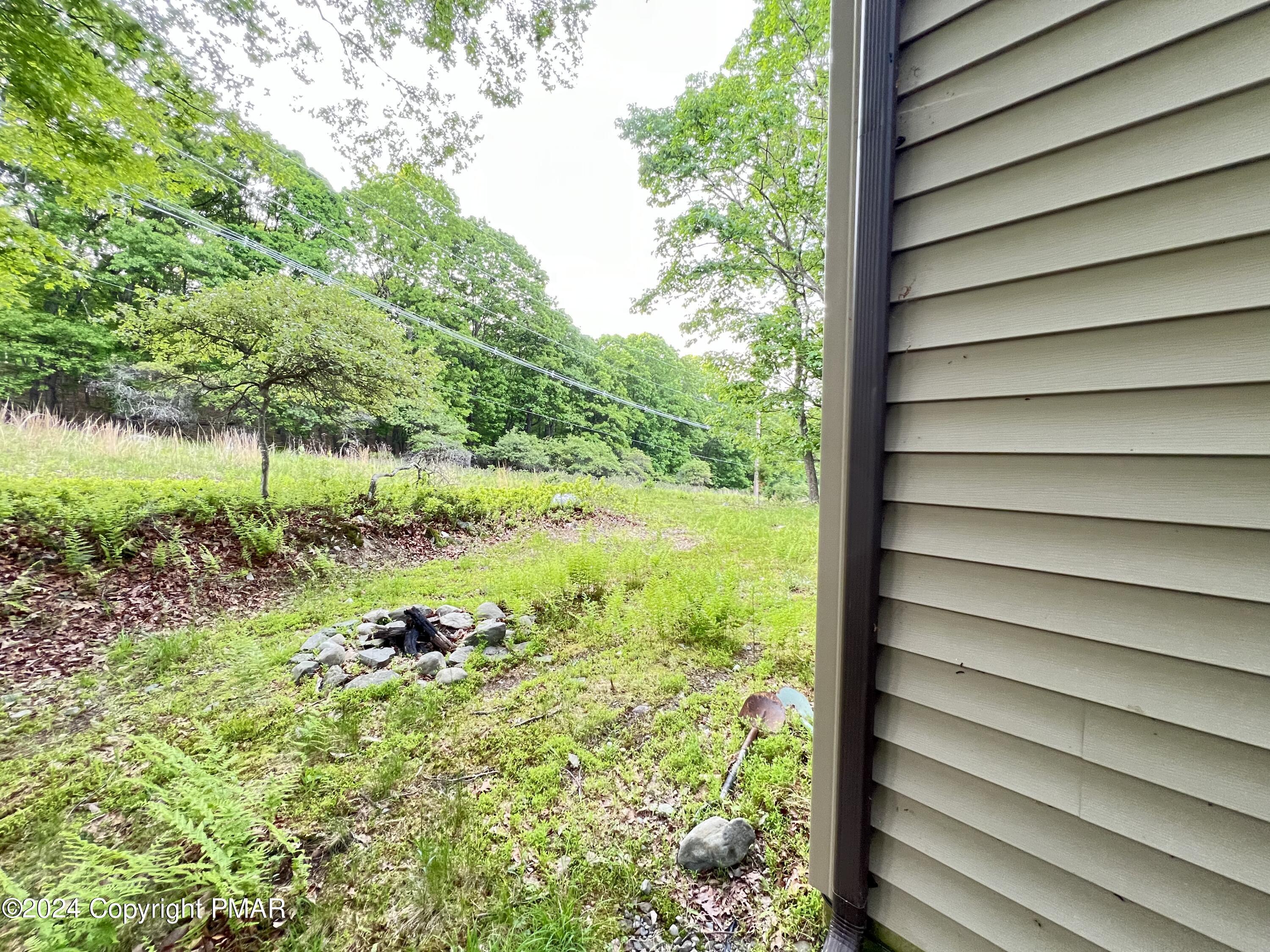 107 Warbler Court Bushkill, PA 18324 - Photo 4 of 36 4-Yard