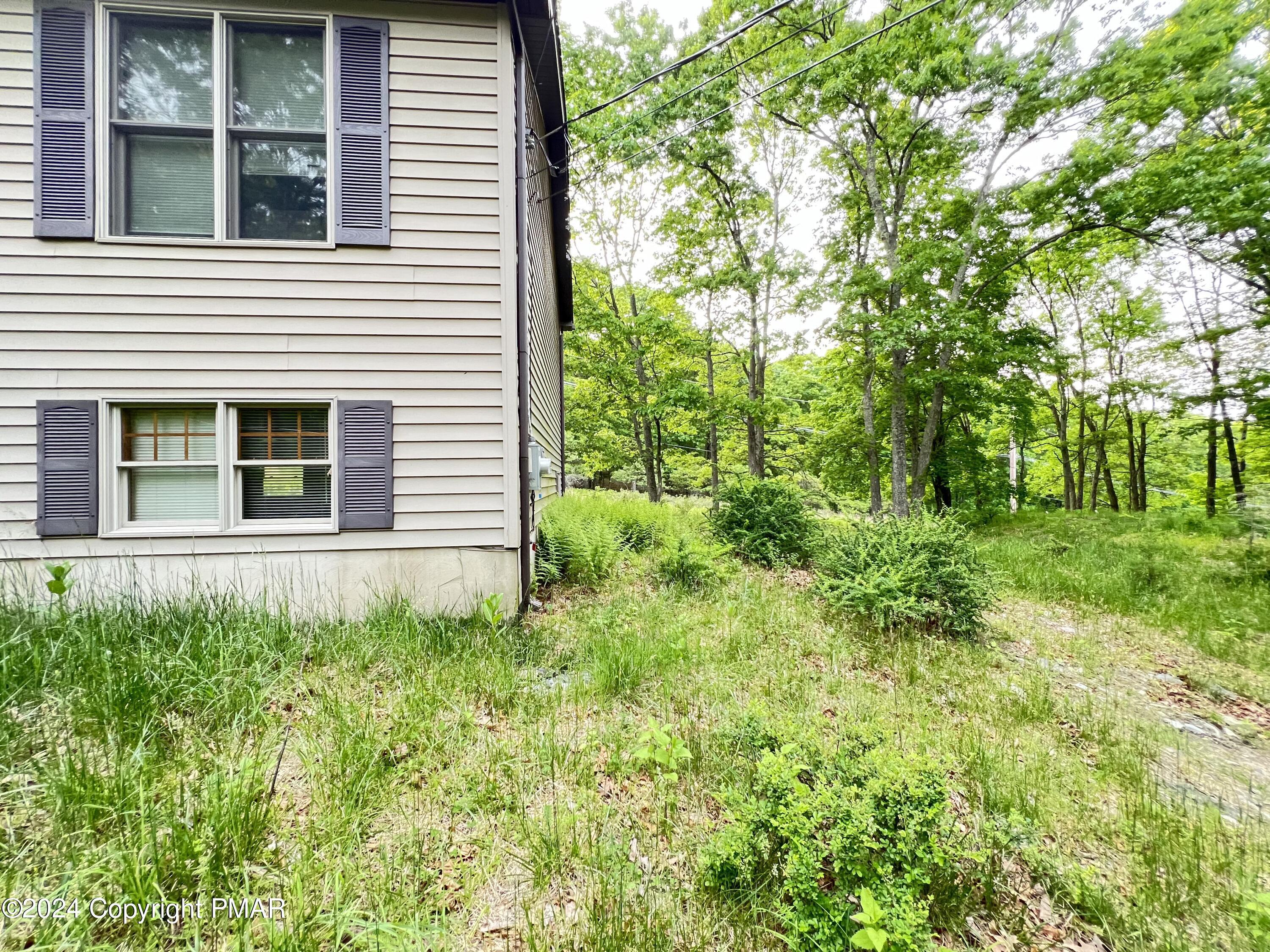 107 Warbler Court Bushkill, PA 18324 - Photo 6 of 36 6-Side