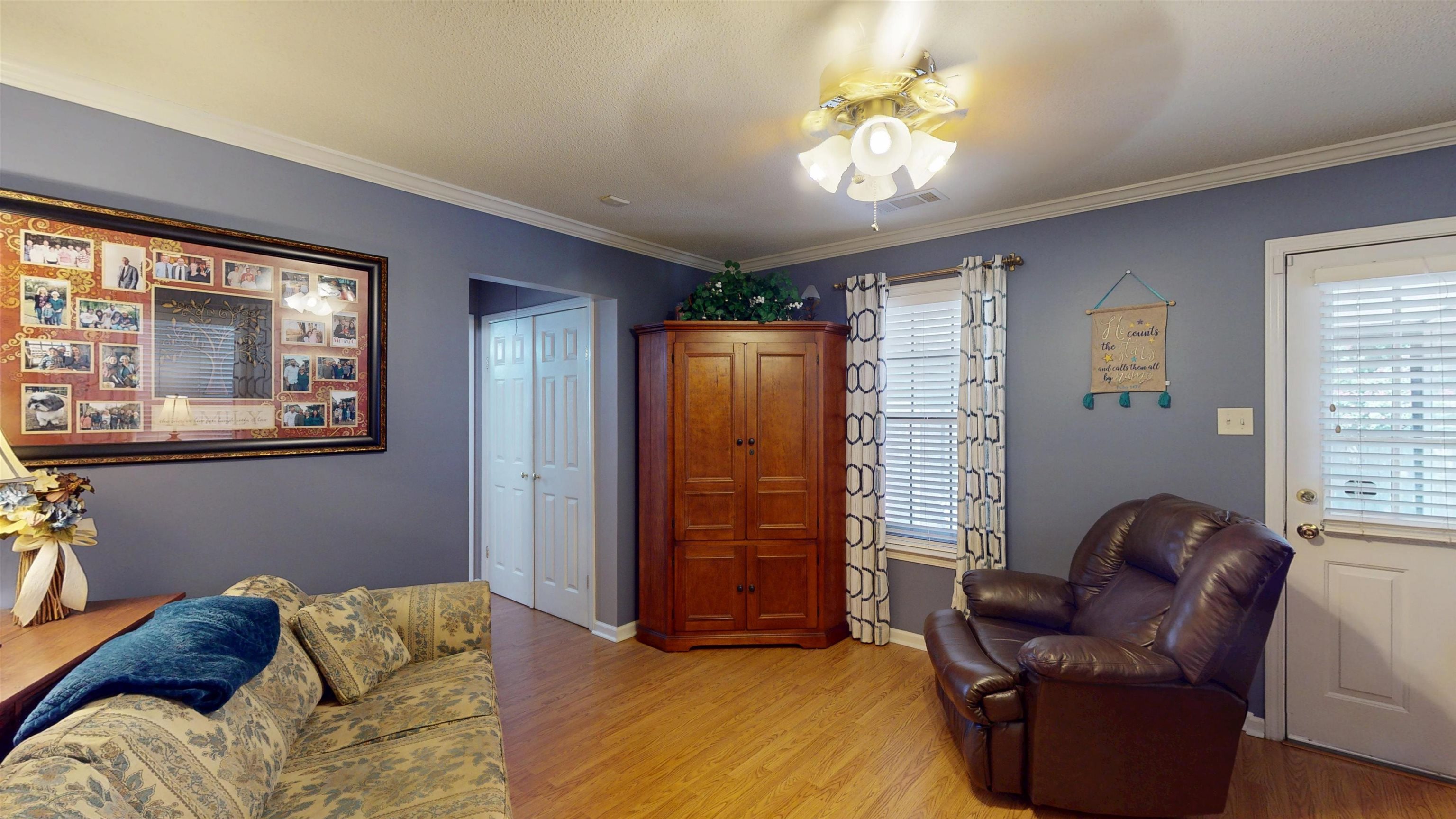 897 Bartlett Road Memphis, TN 38122 - Photo 13 of 33 a living room with furniture and a window