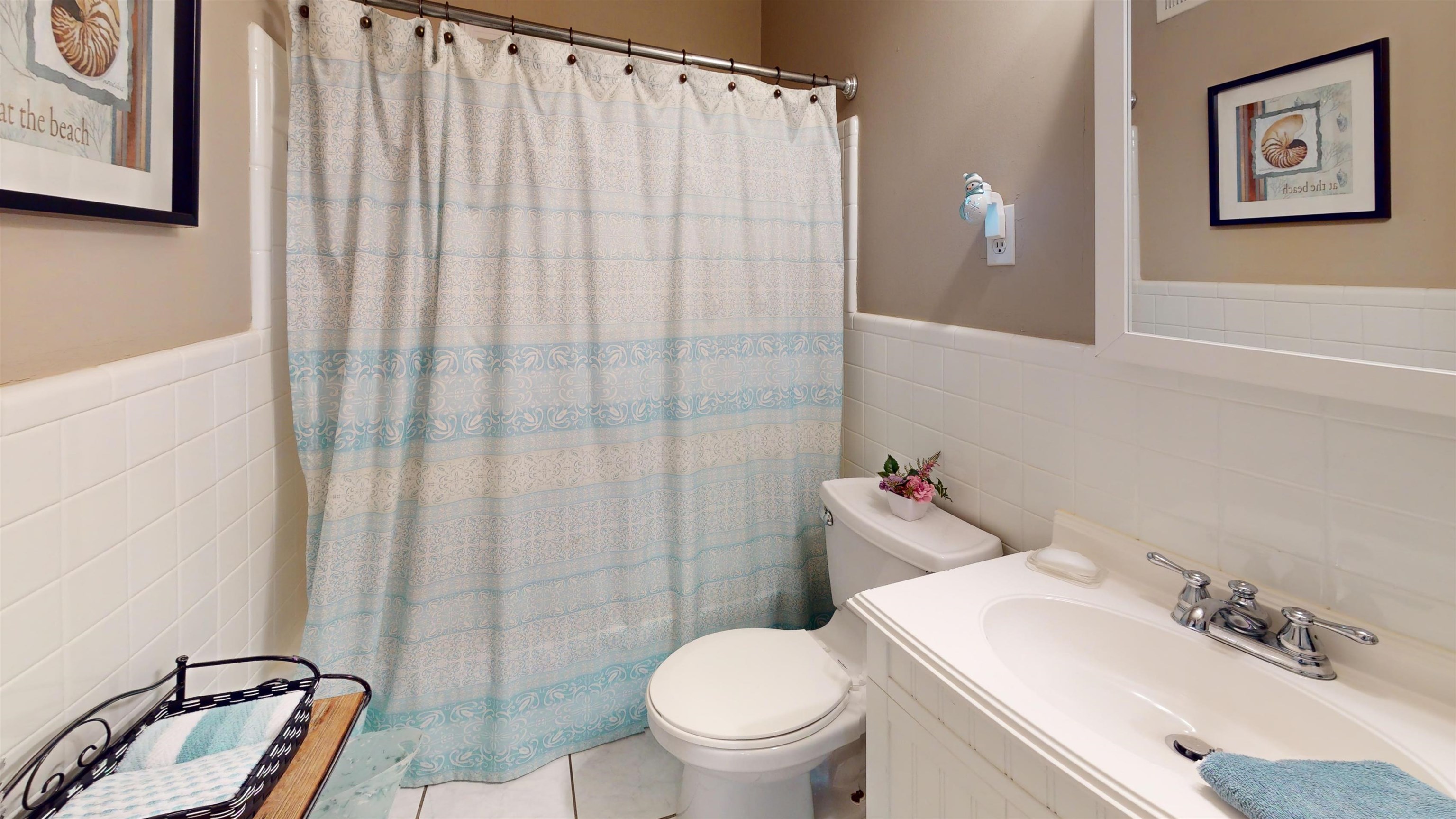 897 Bartlett Road Memphis, TN 38122 - Photo 20 of 33 a bathroom with a sink toilet and shower
