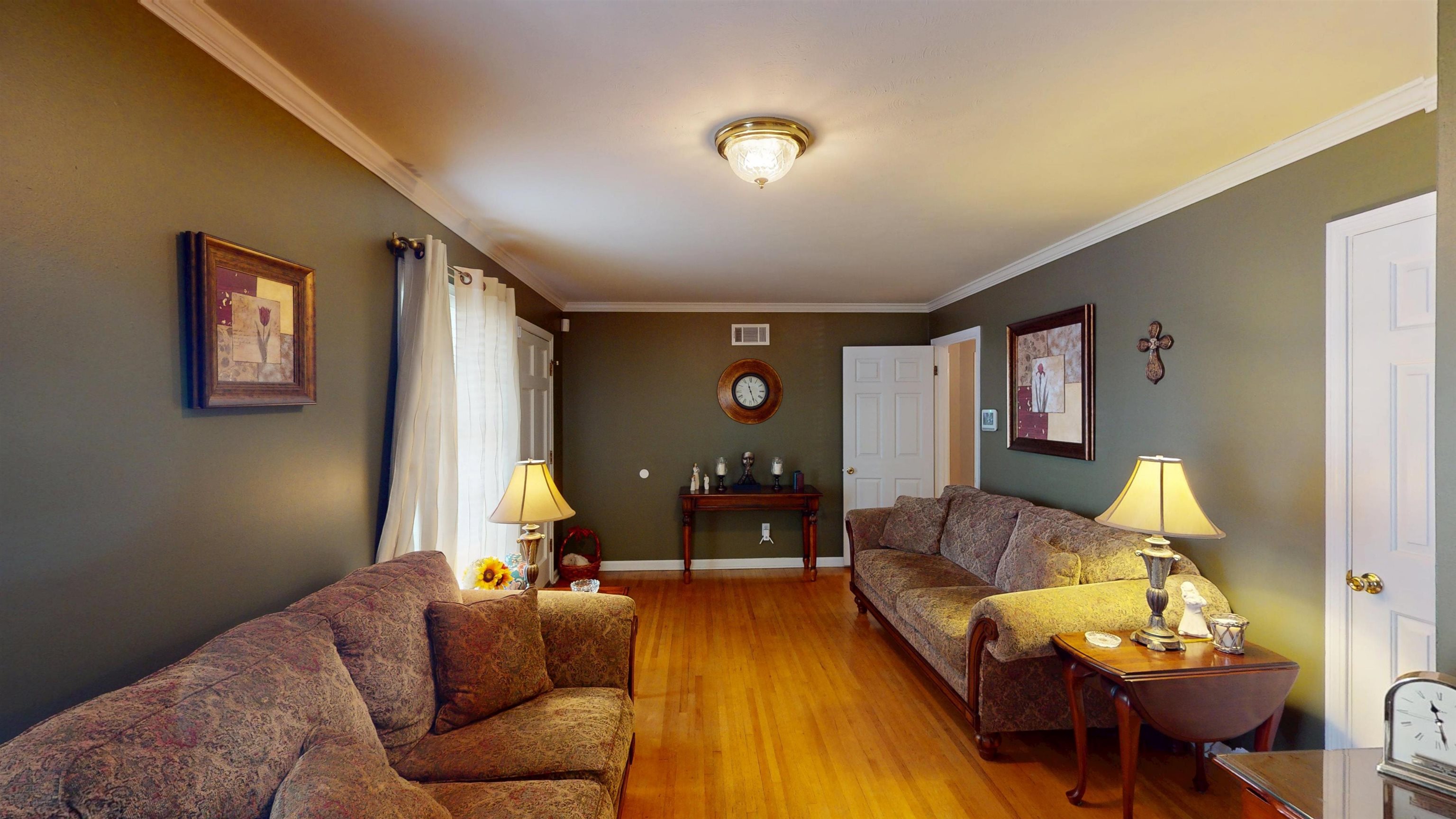 897 Bartlett Road Memphis, TN 38122 - Photo 2 of 33 a living room with furniture and a lamp
