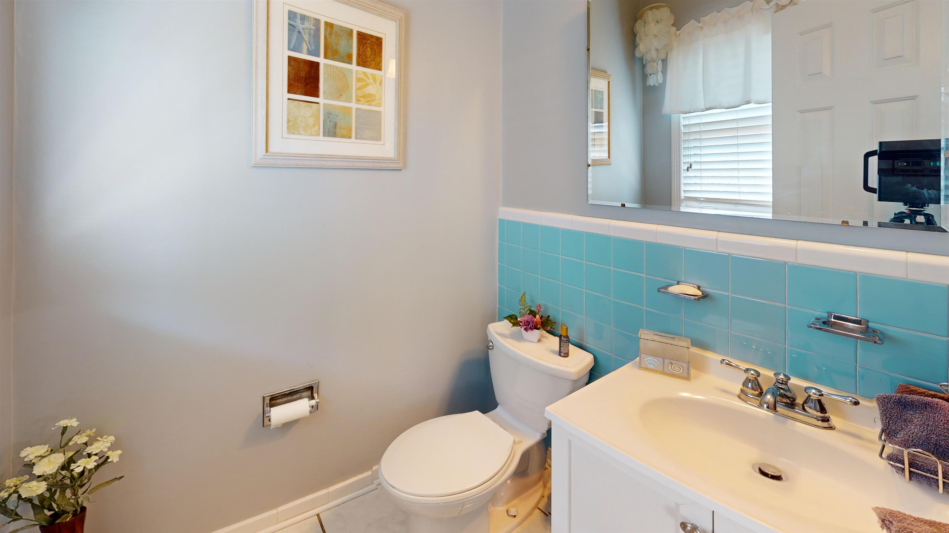 897 Bartlett Road Memphis, TN 38122 - Photo 23 of 33 a bathroom with a sink mirror and toilet