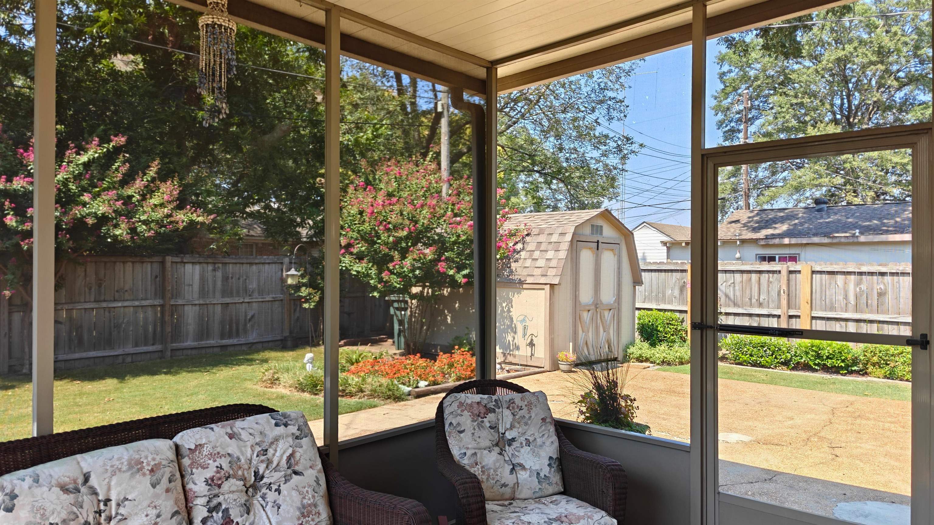 897 Bartlett Road Memphis, TN 38122 - Photo 24 of 33 a outdoor living space with furniture and garden