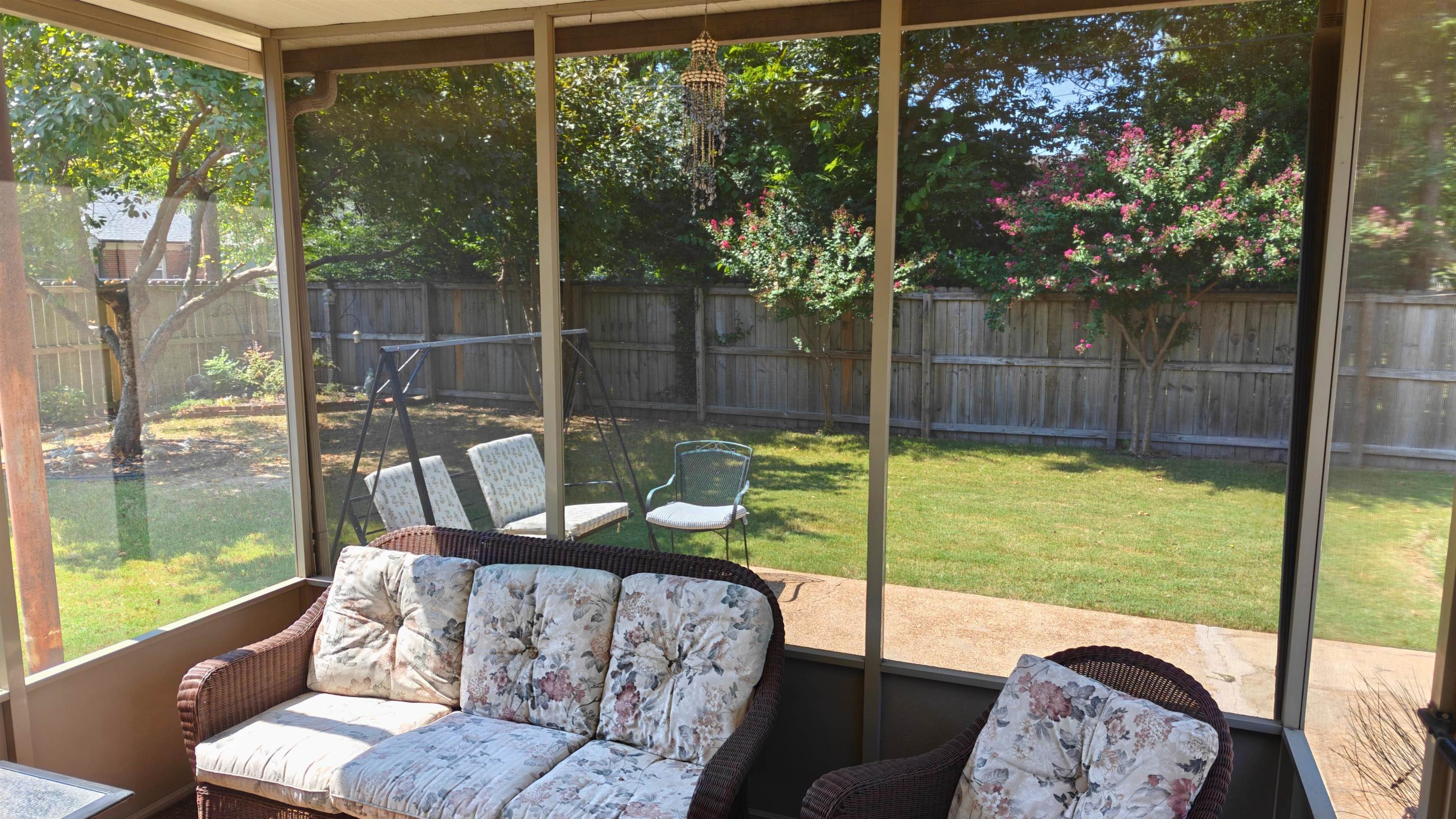 897 Bartlett Road Memphis, TN 38122 - Photo 25 of 33 a view of a couches in the patio