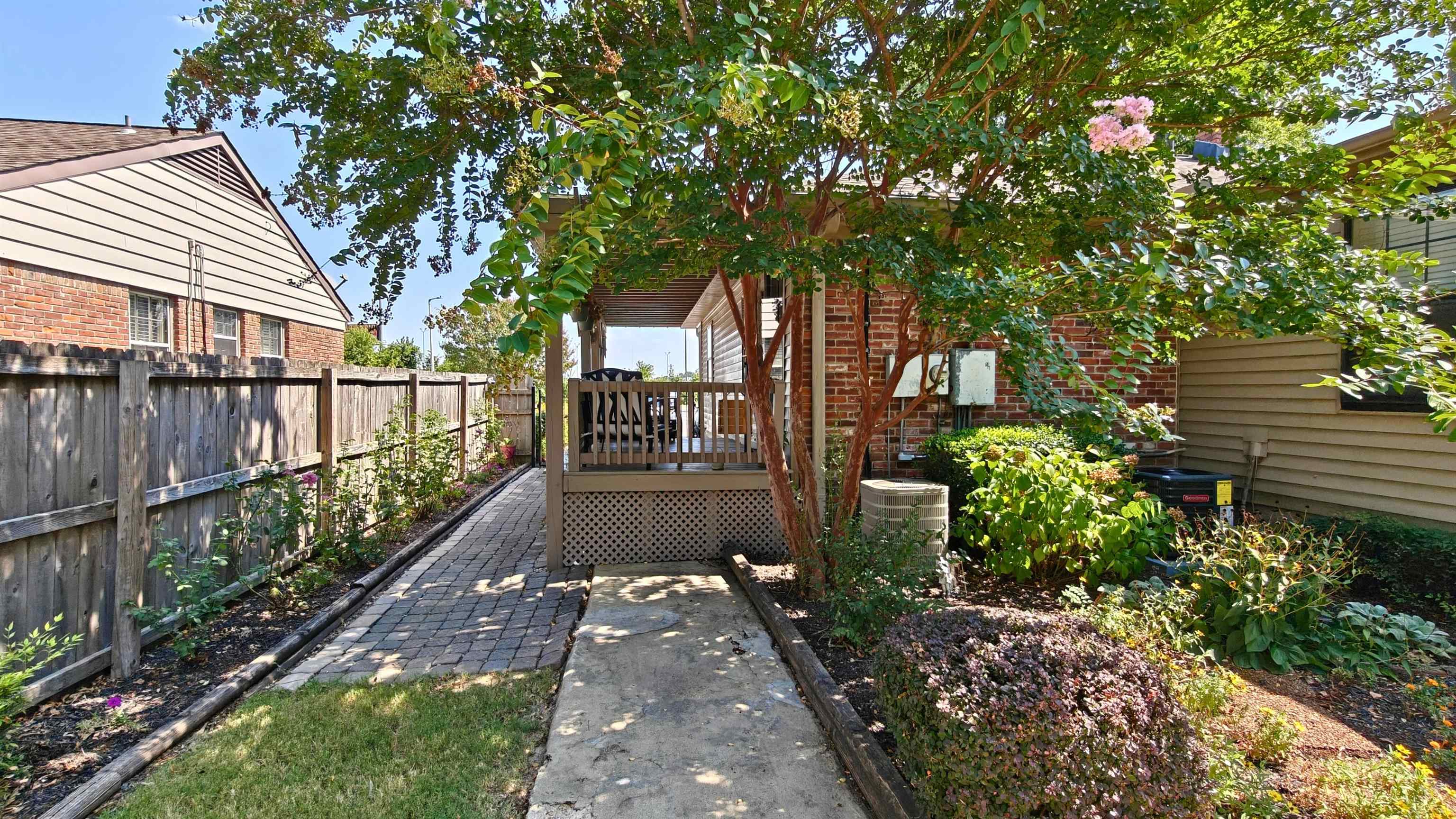 897 Bartlett Road Memphis, TN 38122 - Photo 26 of 33 a view of a pathway with a garden
