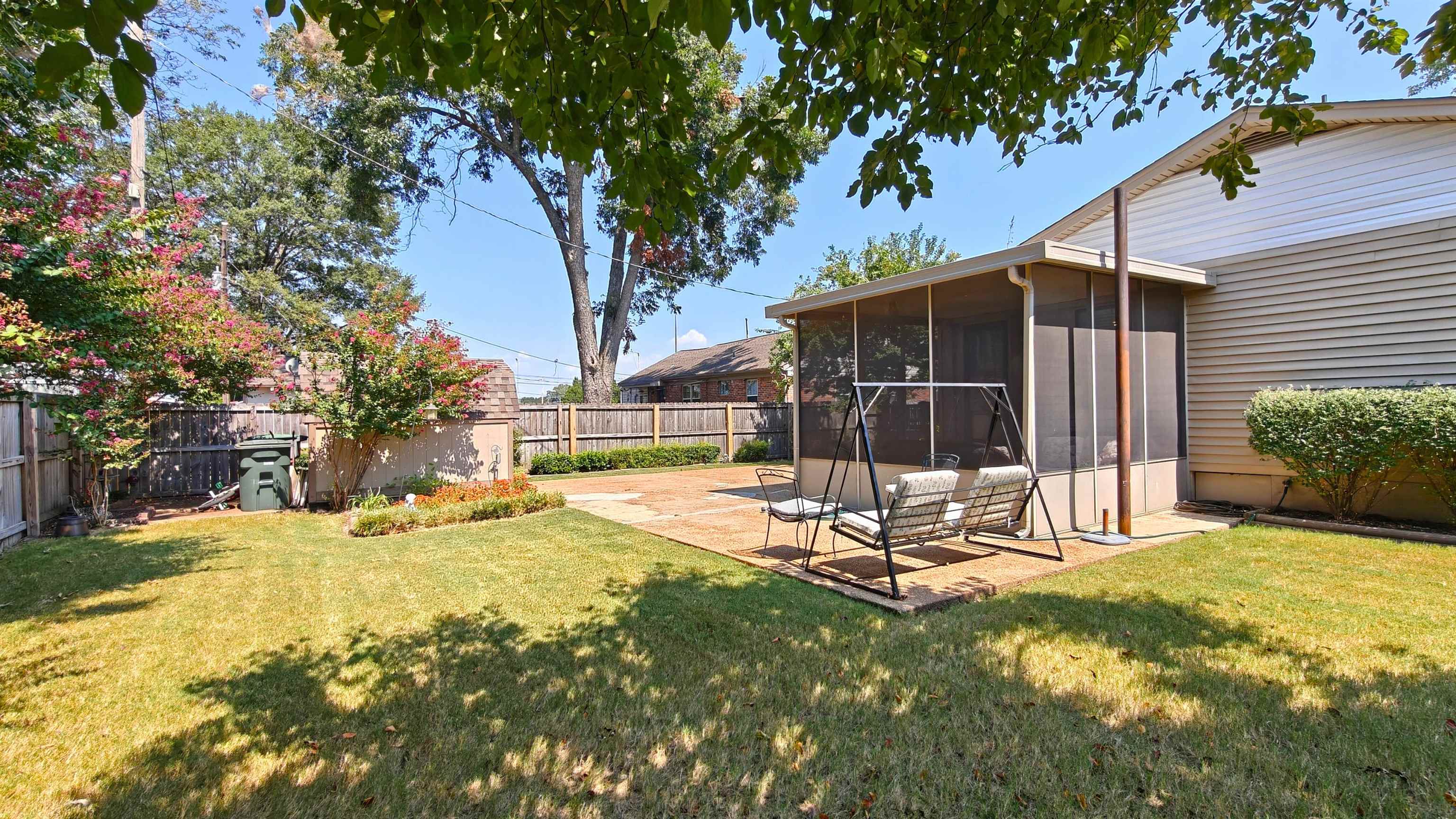 897 Bartlett Road Memphis, TN 38122 - Photo 29 of 33 a view of a backyard with a fountain
