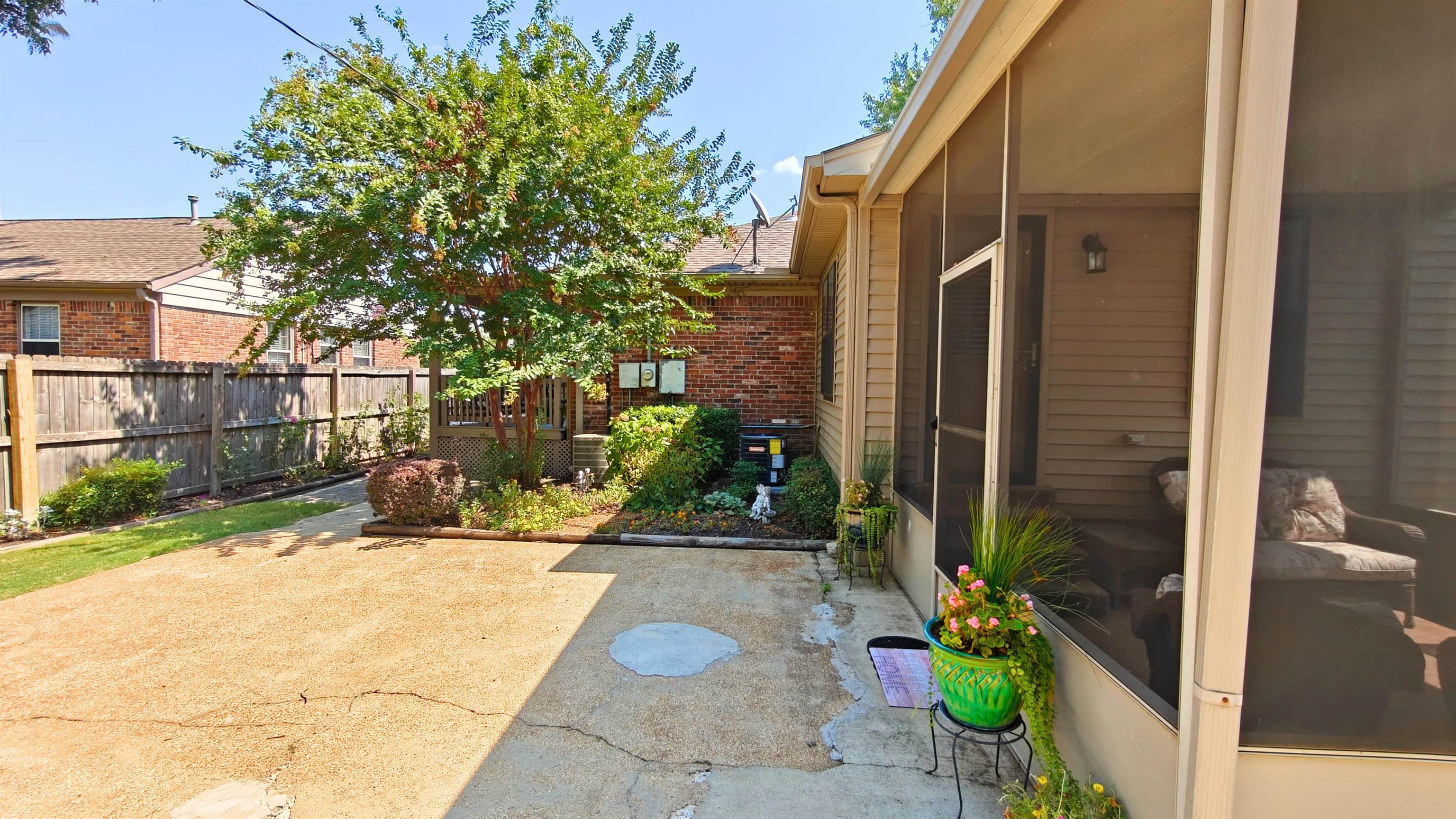 897 Bartlett Road Memphis, TN 38122 - Photo 30 of 33 a view of backyard with wheel chair potted plants and large tree