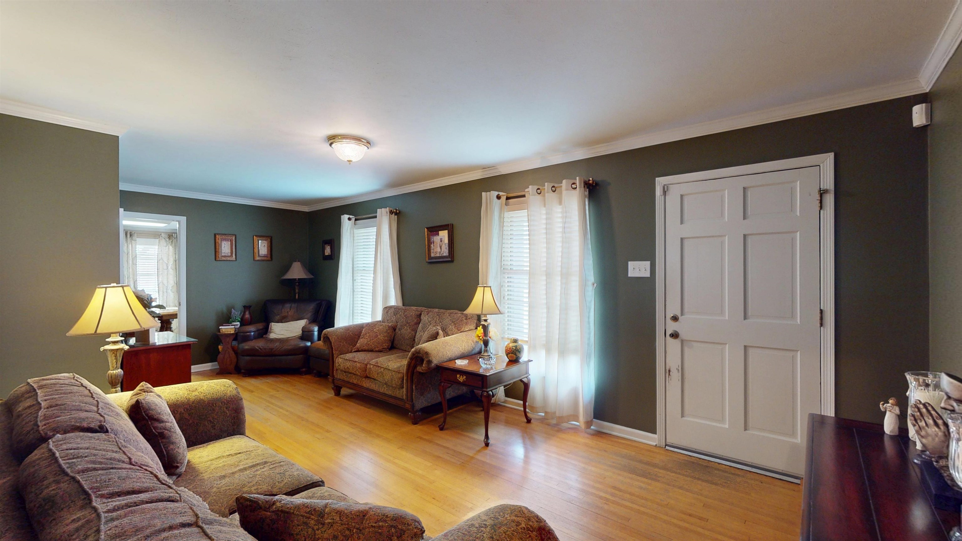 897 Bartlett Road Memphis, TN 38122 - Photo 3 of 33 a living room with furniture flowerpot and wooden floor