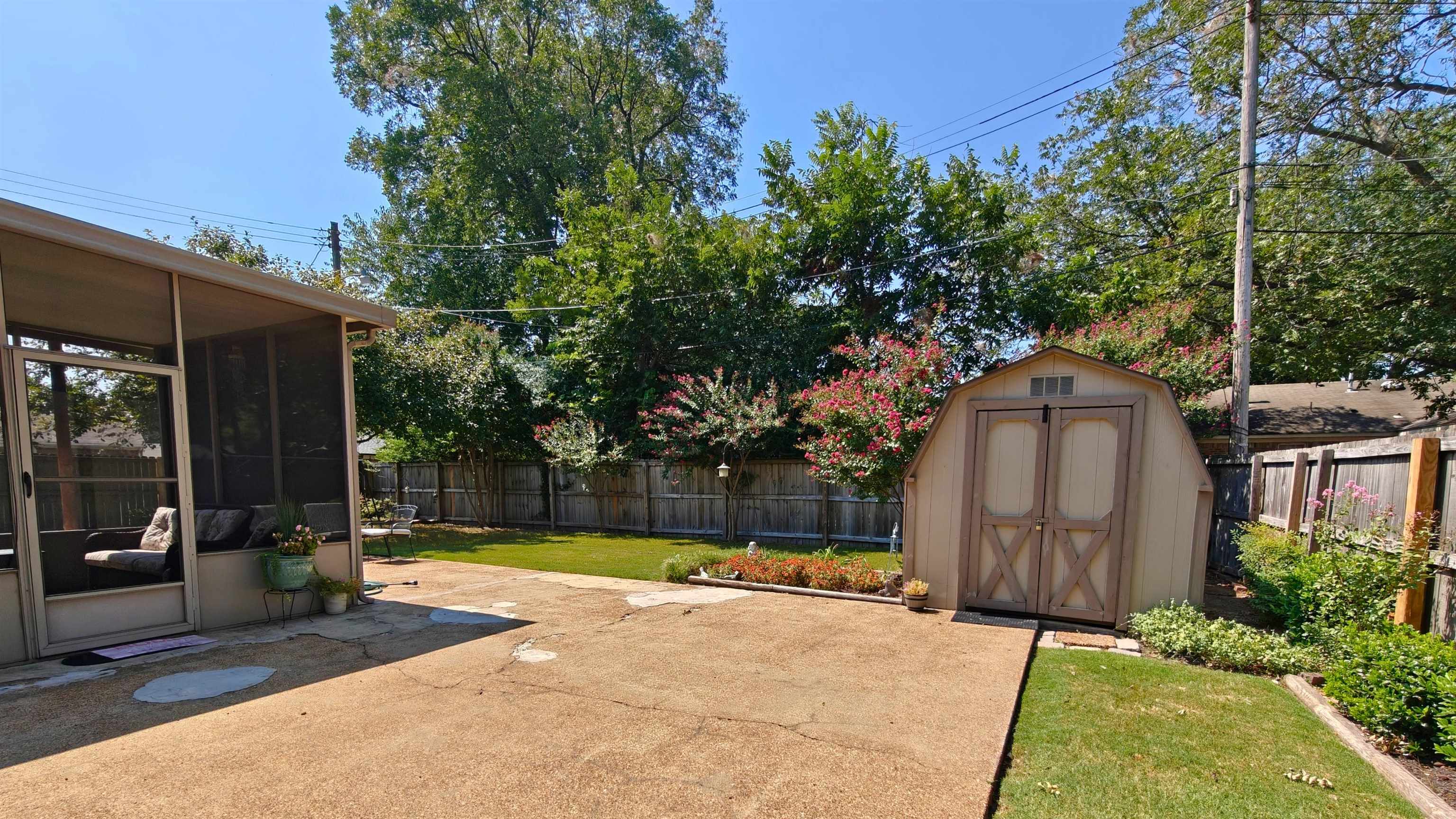 897 Bartlett Road Memphis, TN 38122 - Photo 32 of 33 a view of backyard with potted plants and a large tree