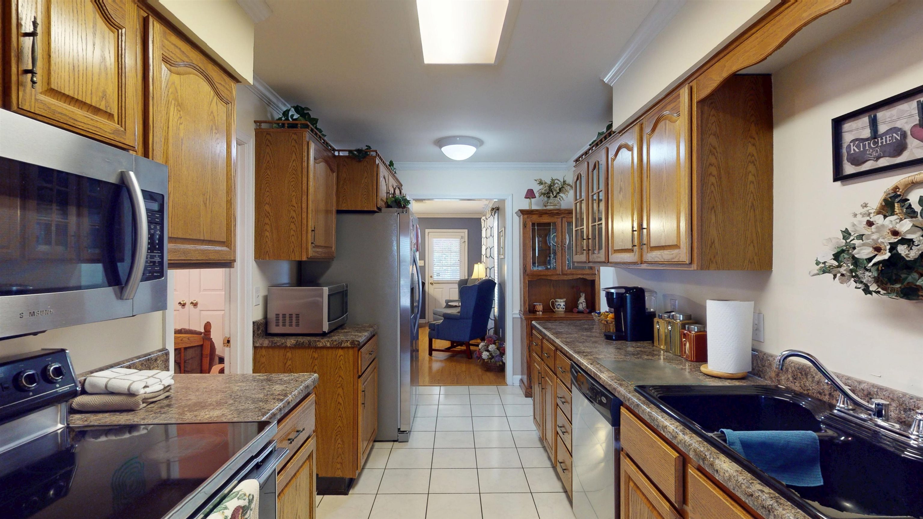 897 Bartlett Road Memphis, TN 38122 - Photo 6 of 33 a kitchen with granite countertop lots of counter top space