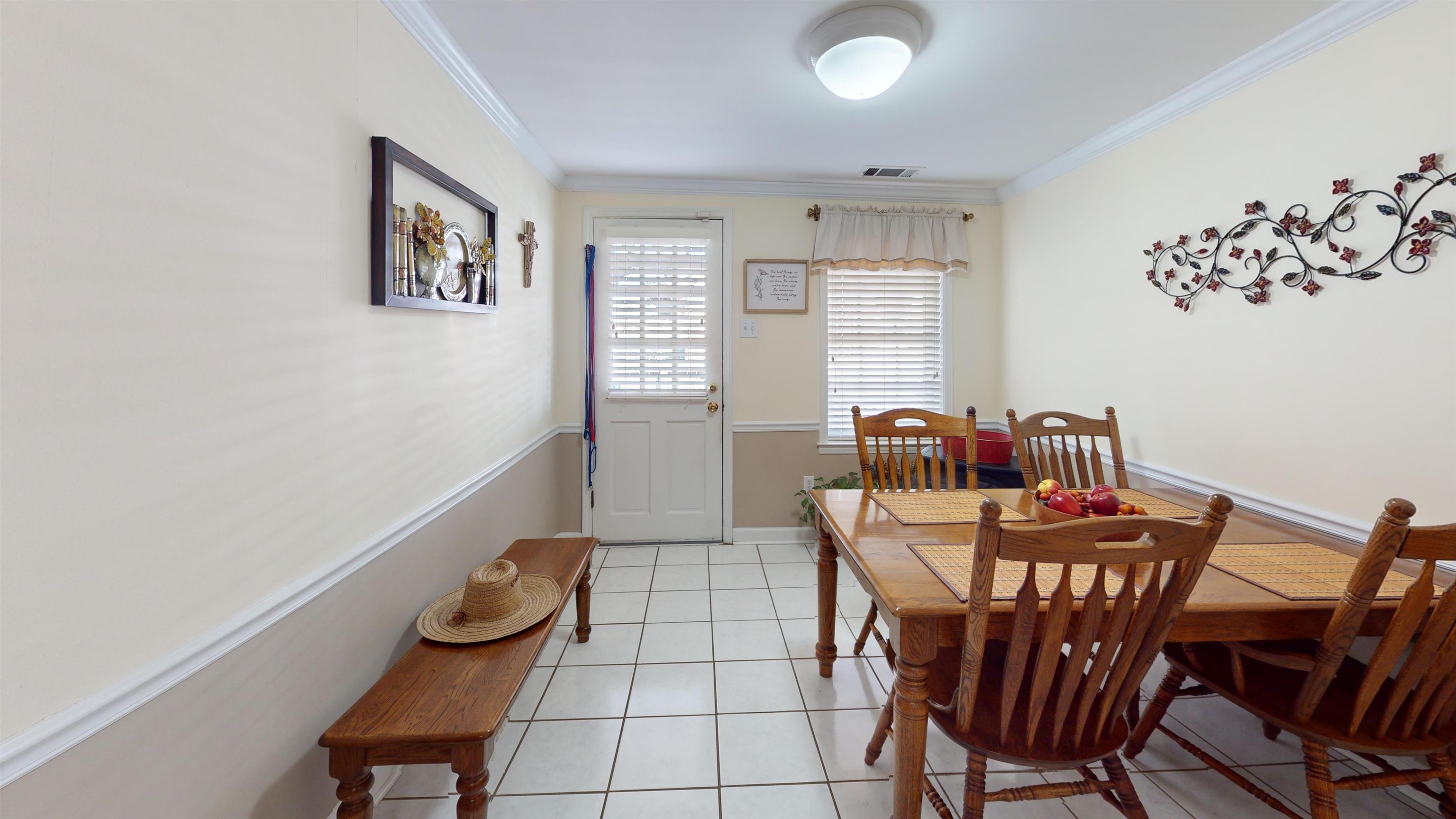897 Bartlett Road Memphis, TN 38122 - Photo 10 of 33 a view of a dining room with furniture