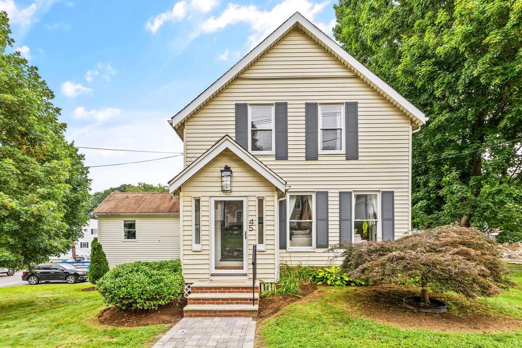 a view of house with a yard