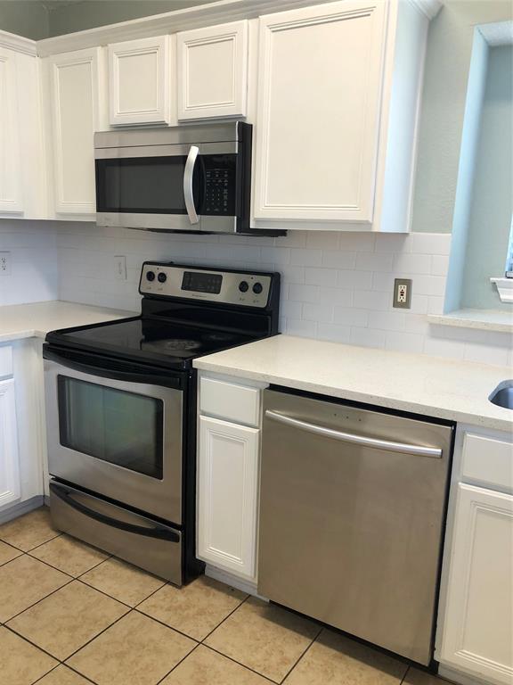 10350 Hampton Court Frisco, TX 75035 - Photo 7 of 27 a kitchen with a stove and a microwave