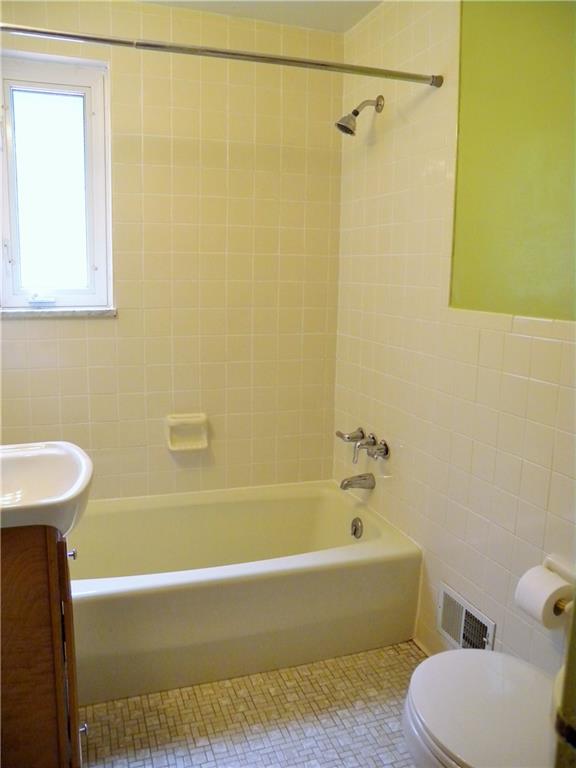 23 Seneca Road Pittsburgh, PA 15241 - Photo 14 of 25 FULL BATH ON MAIN LEVEL