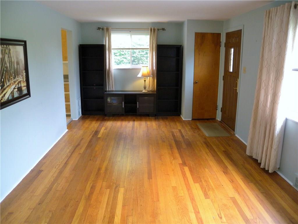 23 Seneca Road Pittsburgh, PA 15241 - Photo 3 of 25 LIVING ROOM