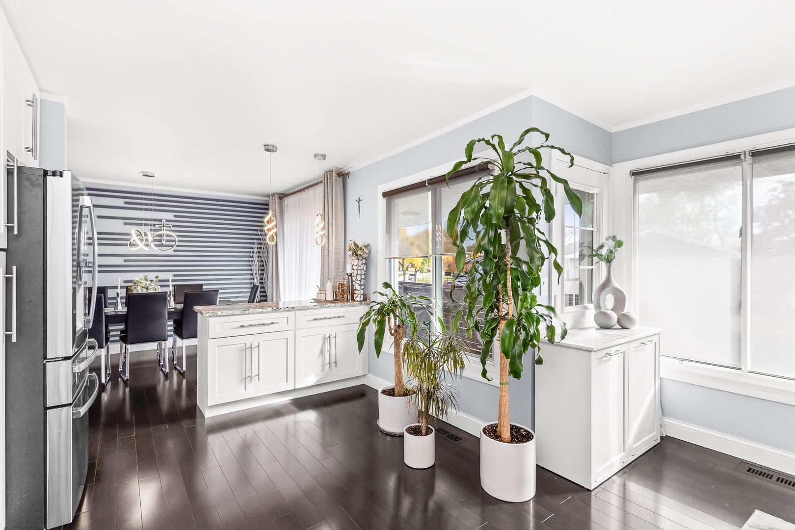 1585 West Oakmont Road Hoffman Estates, IL 60169 - Photo 4 of 25 a living room with furniture and a potted plant