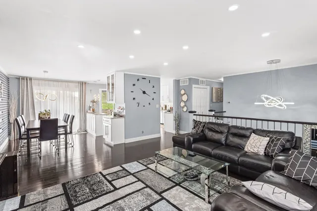 $579,000 | 1585 West Oakmont Road, Hoffman Estates, IL 60169